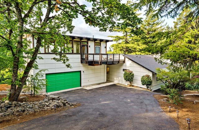 Spectacular 5BR 4.5Bth Hillside Retreat, Sleeps 15