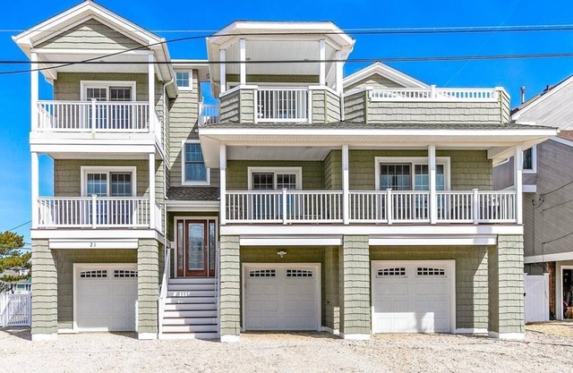 SPECTACULAR 6 BEDROOM HOME ON THE OCEANBLOCK IN BEACH HAVEN! HOT TUB!