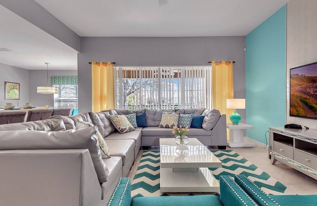 Spectacular and Cozy WinsorHills 5BR/5BA En-Suite Villa/Pool