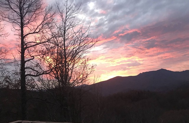 Spectacular Grandfather Mt View! 2 decks. Comfortable & close to Blue Ridge Pkwy