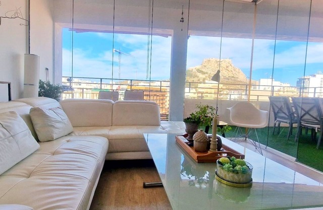 Spectacular luxury penthouse. Large terrace. Central location. Views of the castle