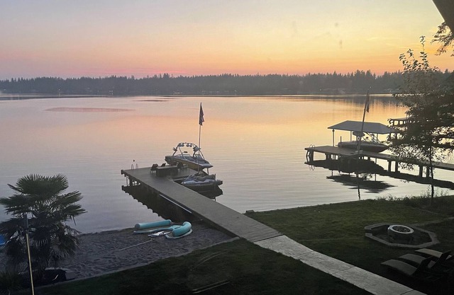 Spectacular lakefront - sand beach, dock and hottub