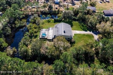 Spectacular Lodge (Pool, Spa, Pond, Acreage) Home in Beautiful Sunshine State