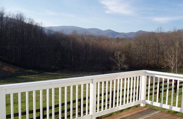 Spectacular Mountain Views! Beautifully appointed. Pool. Hiking trails. Deck.