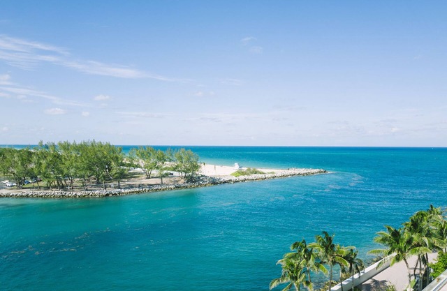 Spectacular Private Studio at 5 Star Hotel Bal Harbour Miami Beach- 2 Queen Beds