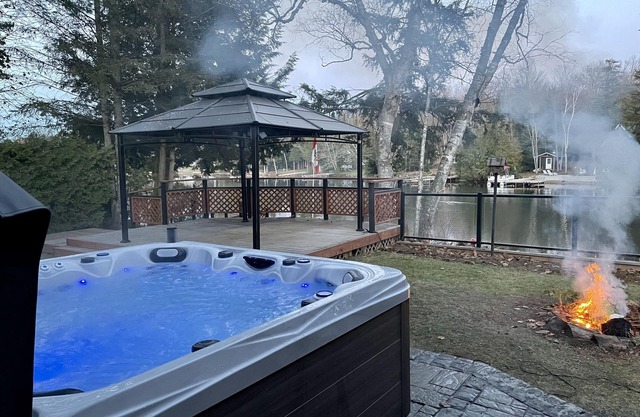 Spectacular renovated lakefront bangalow with hottub and great outdoor space