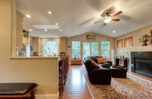 Spectacular Riverfront sanctuary 3-bedroom home with Hot Tub near Monte Rio