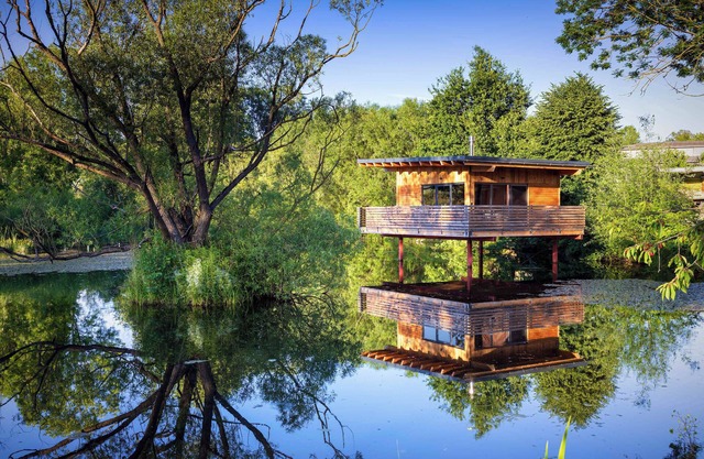 Spectacular TinyHouse on steel pillars in the horse pond - with wood-burning sto