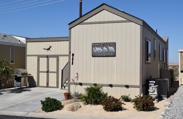 Spectacular Desert Tiny Home with Views and Mineral Hot Springs