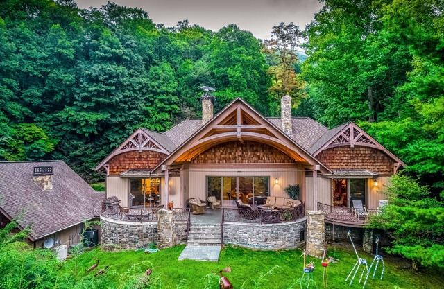 Spectacular Wooded Estate W/Private Hot Tub, Tennis Court, Veranda & Pool Table