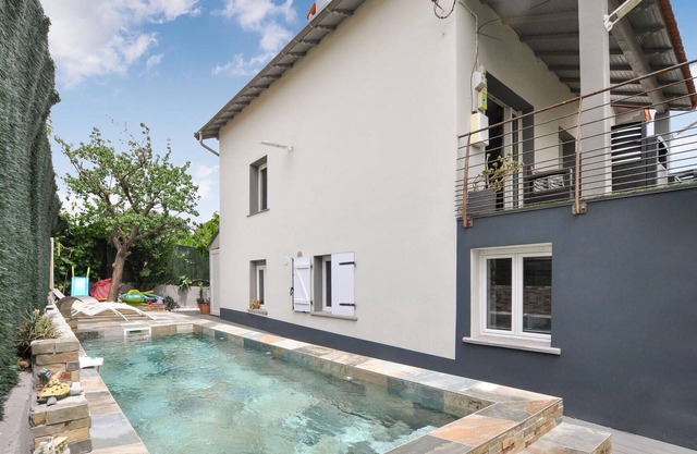 Spend the vacation in this inviting vacation home with pool near the sea.