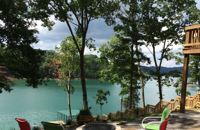 Spend your vacation on beautiful Norris Lake, TN. Lakefront With Private Dock.