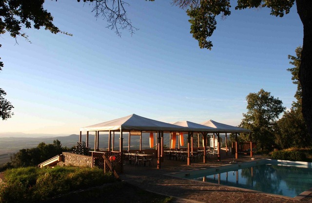 Splendid Villa with Pool on the Val D'Orcia