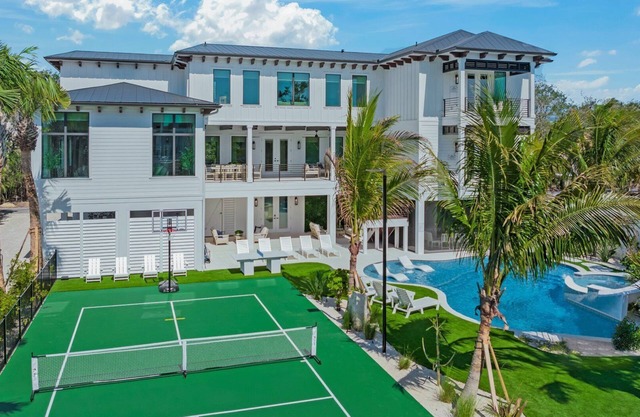 Sport Court & Golf Simulator-Resort Pool w/Slide-Billiards-Bike to Beach/Village