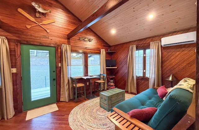 Sportsman Cabin on 80 Acre Lake- Near Shawnee