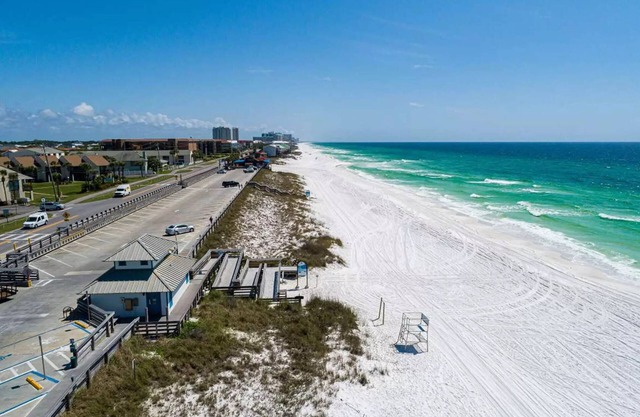 SPRING BREAK READY! HEATED POOL! NEW DECKING! CLOSE TO SHOPPING!