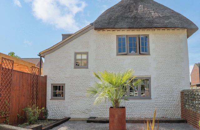 SPRING COTTAGE, pet friendly, character holiday cottage in Yapton