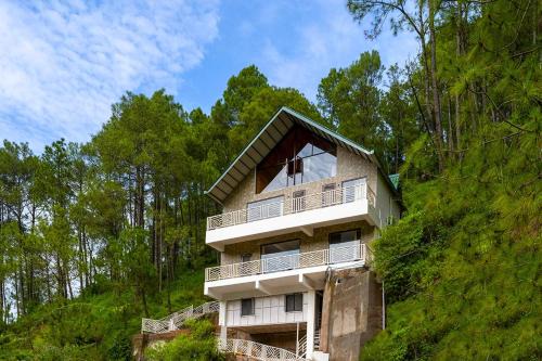 Spring Hills 4BD Kasauli glass attic Villa cook
