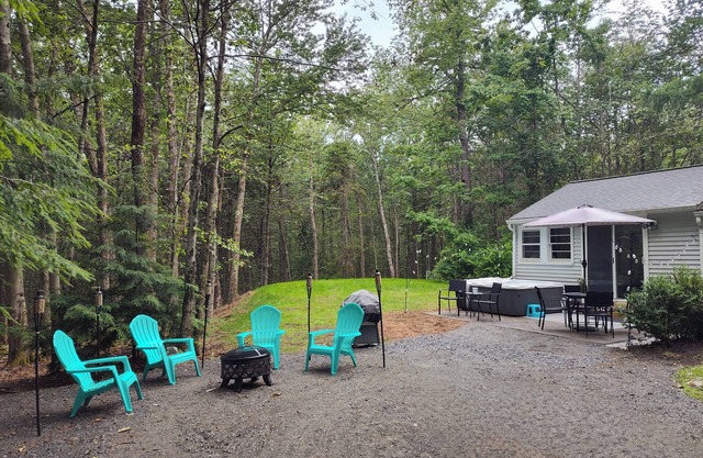 Spring in the Berkshires! Dog friendly, Hot Tub, Hiking, Canoe, Biking