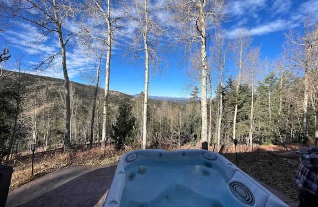 Spring Special Price Private, Romantic, Dog friendly, NEW HotTub, Hiking