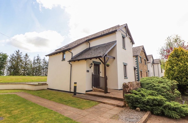 SQUIRREL COTTAGE, family friendly, with pool in Penruddock
