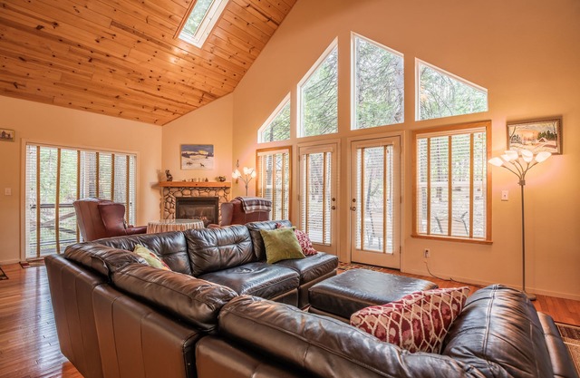 Squirrel's Nest-Stunning Chalet w/Summer Pool Access!