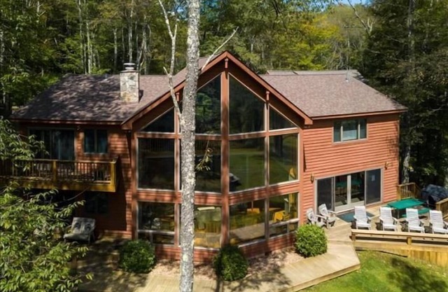 SRL5- Lakefront Family Retreat! Old Timberline! Hot tub! Fire Pit!