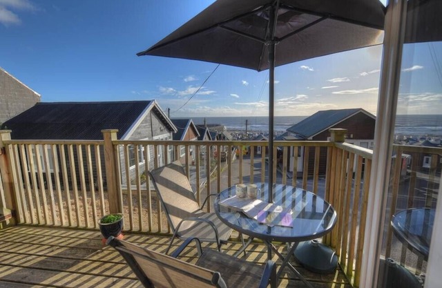 ST ANTON, pet friendly, country holiday cottage in Lyme Regis