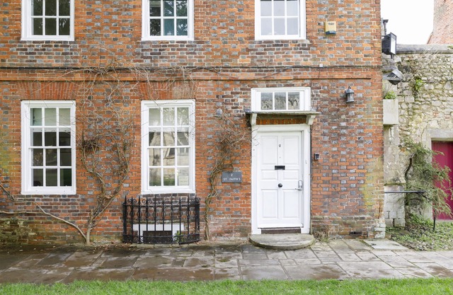 St Faith's - Chichester Cathedral - sleeps 7 guests in 4 bedrooms