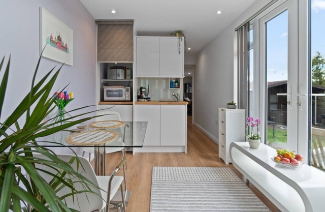 St Helens Studio - Free Parking | By My Getaways