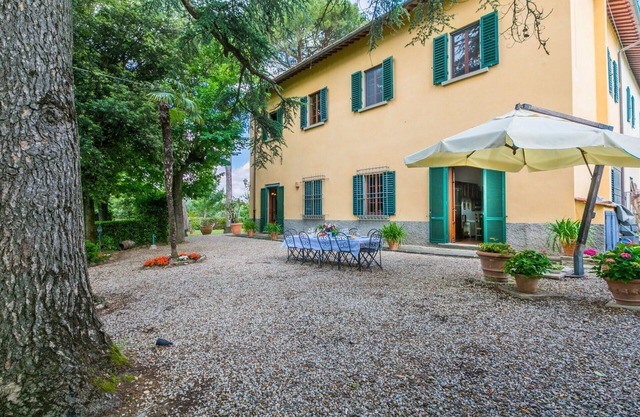 Stunning private villa for 9 people with hot tub, WIFI, TV, patio, panoramic view and parking