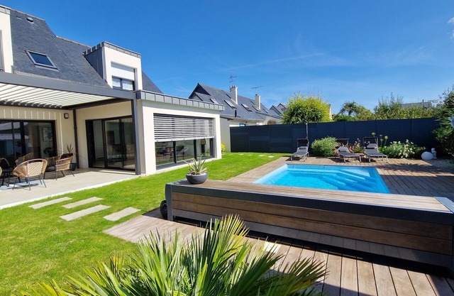 St-Malo: Family home with swimming pool, 800 m walk from the beach.