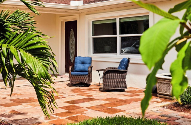 St. Pete Beach 1 blk l 3 King beds l Sleeps 12