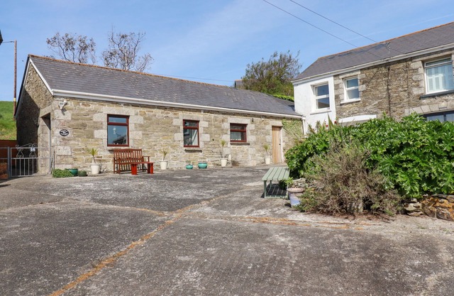 STABLE COTTAGE, family friendly, country holiday cottage in Porth