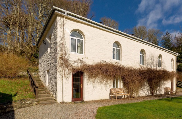 Stables West - a semi-detached cottage that sleeps up to 8 guests