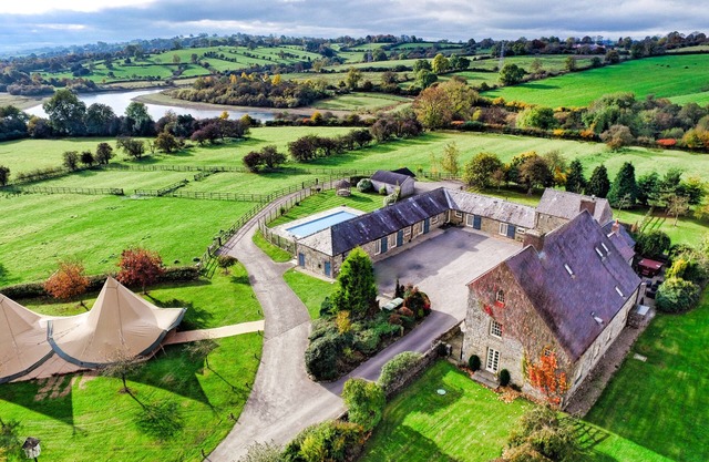 Stables with hot tub & swimming pool in the countryside - 5 ensuite bedrooms