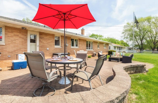 Stadium District Resch 3 BR Sleeps 8