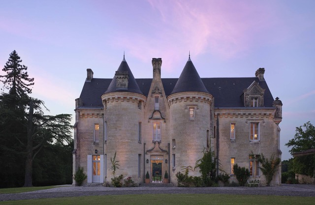 Staffed Luxury Chateau: Pool, Vines & Best Location Near Bordeaux