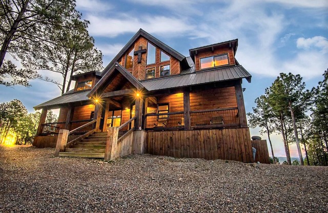 STAIRWAY TO HEAVEN- Private Mountain Retreat- Overlooks Nat'l Forest & Sleeps 18