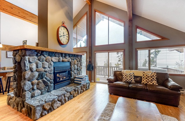 Standalone, ski-in/out chalet with private hot tub & mountain view