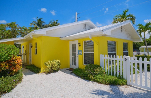 Starfish Cottage - sleeps 4 guests in 2 bedrooms