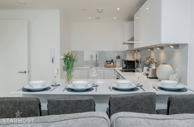 StarHost Residences - 2-bed apartment in Ocean Village with Marina views