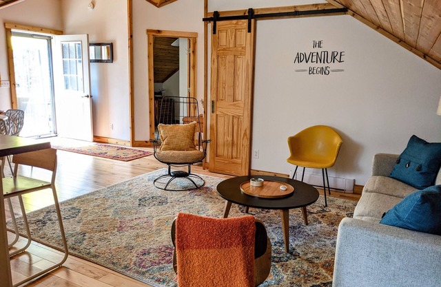 Starry Night. Spacious and relaxing guesthouse. WiFi. 2 miles from town.