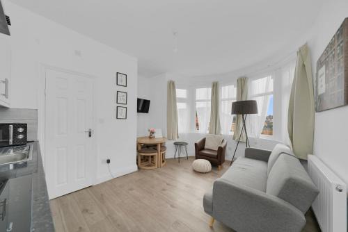 Startlet Stays Apartments - On Elizabeth Line with Free Parking
