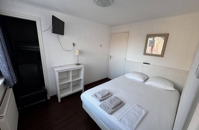 Stay at Hotel-Pension Ouddorp, near sea and beach, just a 3-minute walk from the village center. Comfortable rooms with private bathroom. Ideal for a relaxing getaway or an active beach holiday!