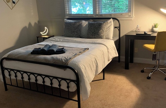 Stay Awhile Center City Charlotte minutes away, Noda area