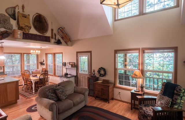 Stay before 9/22 get the 3RD night FREE! Hot tub, river access A/C
