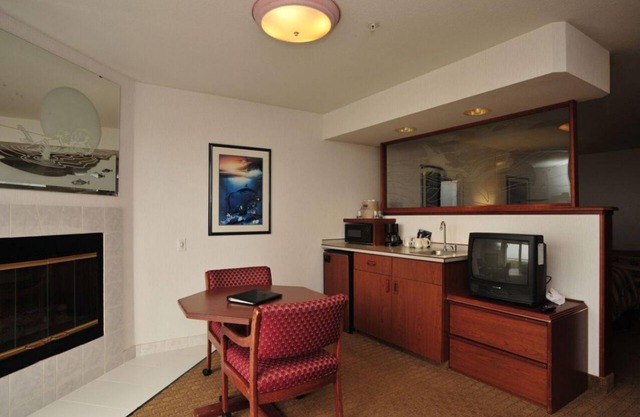STAY BY THE BEACH! COMFY UNIT, POOL, SAUNA