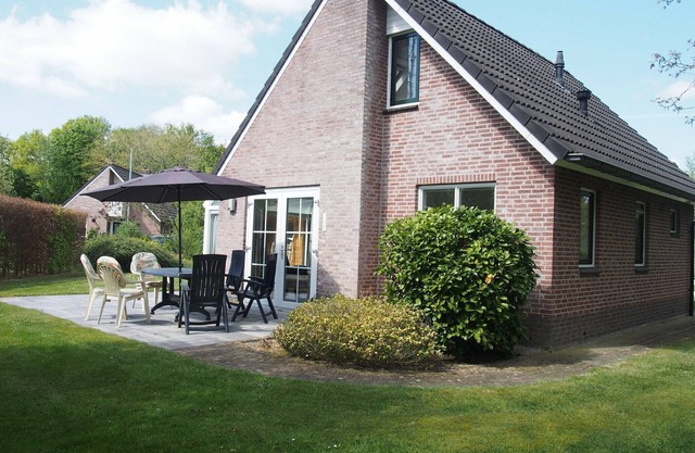 Stay in Bungalow Schipbeek Luxe for 6 persons by the pond at Vakantiepark de Sallandshoeve and enjoy comfort, nature, and peace in Overijssel.