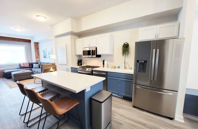 Stay Lincoln Park 3 | Craft District Condo